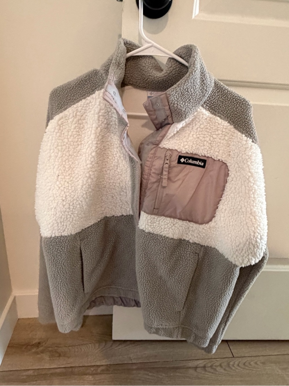 Columbia Colorblock Sherpa Fleece Jacket in Light Gray and Cream